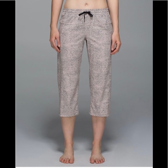 🌸2/$25 Lululemon Black Blush Step Lively Crop Dottie Dash Grain - Picture 2 of 11